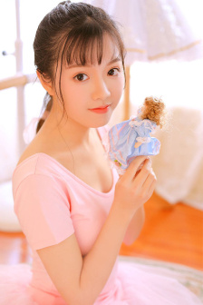 女班长哭着说不能生孩子视频